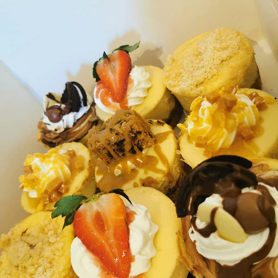 9 x Mini Baked American Style Cheesecake Box
